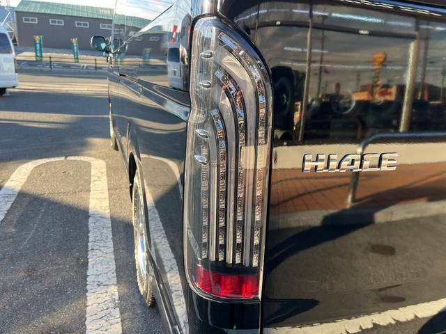 ハイエースコミューター スーパーロングＧＬ　１０人乗り３ナンバー登録／普通免許で運転可能／パワースライドドア／ＬＥＤヘッドランプ／ローダウン／Ｆスポイラー／パンデミック１６ＡＷ＆ＰＡＲＡＤＡ／シートカバー／黒木目インテリア／ナビ／ＥＴＣ／ＦＤＭ（66枚目）