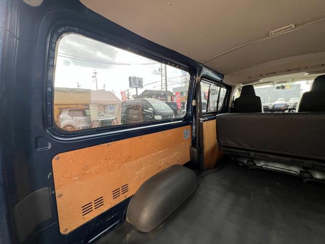 ハイエースバン ロングDX GLパッケージ ディーゼルターボ4WD/5速マニュアル車/リアクーラー/リアヒーター/4型フェイス換装済/インナーブラックLEDヘッドライト/電動格納式ドアミラー/ジオランダーATタイヤ/バンパーガード/マッドガード(22枚目)