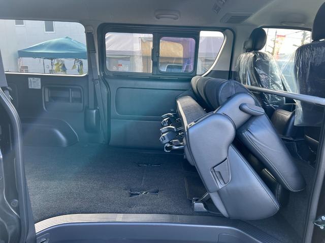 ハイエースバン スーパーＧＬ　ダークプライム　ディーゼルターボ／ブルーレイ再生可能９インチナビ／前後カメラドラレコ／バックカメラ／レーダー探知機／ビルトインＥＴＣ／ローダウン／Ｆスポイラー／１６ＡＷ＆パラダタイヤ／マフラーカッター／ＬＥＤヘッド（26枚目）