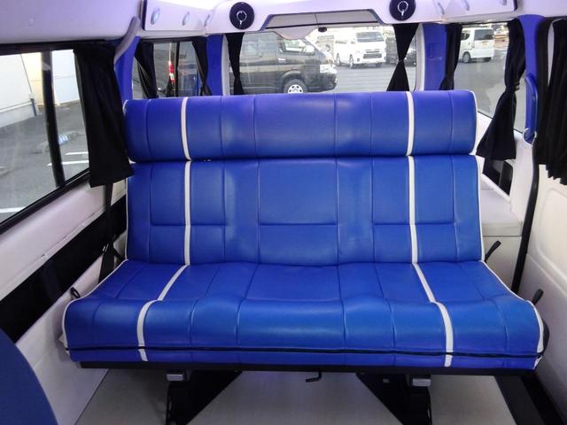 ハイエースワゴン GL ワゴン2.7GL ミドルルーフ/フェイスチェンジ/フルフラットシート/床張り加工済み/ラウンジスタイル内装フルベッド展開可能/LEDヘッドライト/インナーブラック/20インチAW/フローティングナビ(4枚目)