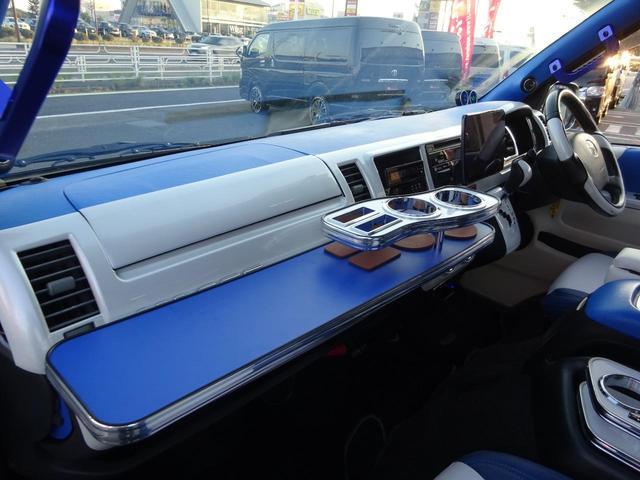 ハイエースワゴン GL ワゴン2.7GL ミドルルーフ/フェイスチェンジ/フルフラットシート/床張り加工済み/ラウンジスタイル内装フルベッド展開可能/LEDヘッドライト/インナーブラック/20インチAW/フローティングナビ(6枚目)