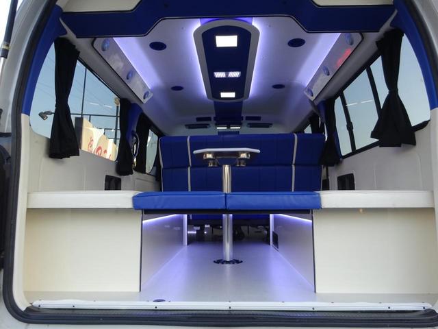 ハイエースワゴン GL ワゴン2.7GL ミドルルーフ/フェイスチェンジ/フルフラットシート/床張り加工済み/ラウンジスタイル内装フルベッド展開可能/LEDヘッドライト/インナーブラック/20インチAW/フローティングナビ(7枚目)