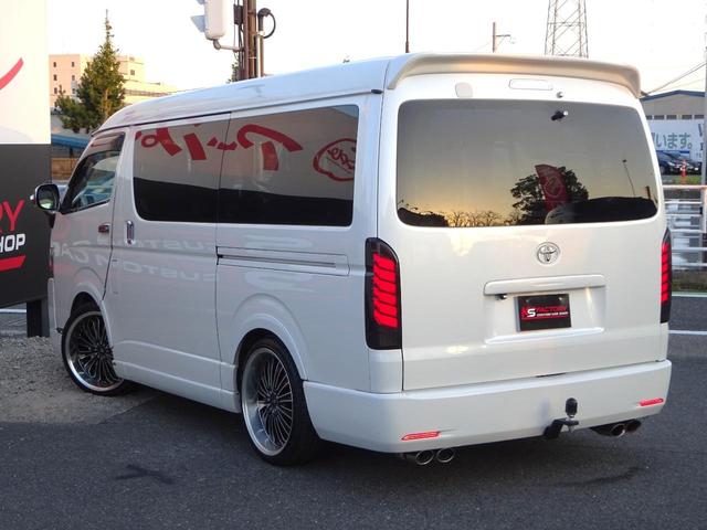 ハイエースワゴン GL ワゴン2.7GL ミドルルーフ/フェイスチェンジ/フルフラットシート/床張り加工済み/ラウンジスタイル内装フルベッド展開可能/LEDヘッドライト/インナーブラック/20インチAW/フローティングナビ(14枚目)