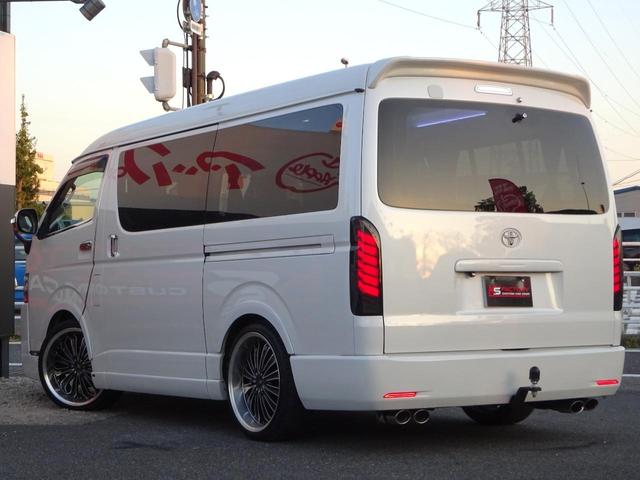 ハイエースワゴン GL ワゴン2.7GL ミドルルーフ/フェイスチェンジ/フルフラットシート/床張り加工済み/ラウンジスタイル内装フルベッド展開可能/LEDヘッドライト/インナーブラック/20インチAW/フローティングナビ(15枚目)