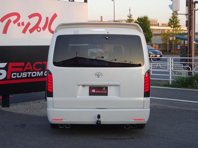 ハイエースワゴン GL ワゴン2.7GL ミドルルーフ/フェイスチェンジ/フルフラットシート/床張り加工済み/ラウンジスタイル内装フルベッド展開可能/LEDヘッドライト/インナーブラック/20インチAW/フローティングナビ(16枚目)