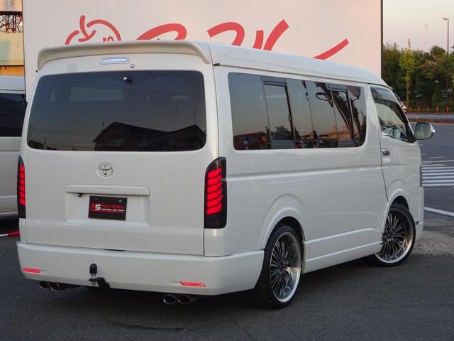 ハイエースワゴン GL ワゴン2.7GL ミドルルーフ/フェイスチェンジ/フルフラットシート/床張り加工済み/ラウンジスタイル内装フルベッド展開可能/LEDヘッドライト/インナーブラック/20インチAW/フローティングナビ(17枚目)