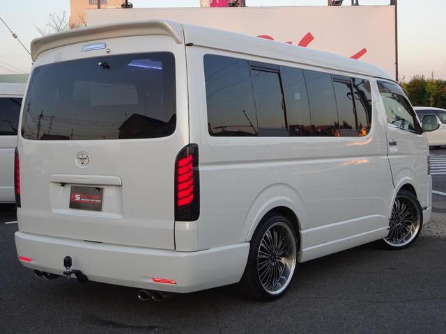 ハイエースワゴン GL ワゴン2.7GL ミドルルーフ/フェイスチェンジ/フルフラットシート/床張り加工済み/ラウンジスタイル内装フルベッド展開可能/LEDヘッドライト/インナーブラック/20インチAW/フローティングナビ(18枚目)