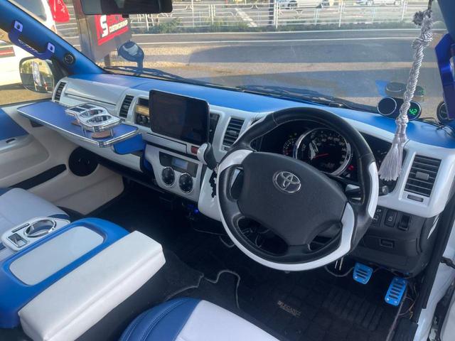 ハイエースワゴン GL ワゴン2.7GL ミドルルーフ/フェイスチェンジ/フルフラットシート/床張り加工済み/ラウンジスタイル内装フルベッド展開可能/LEDヘッドライト/インナーブラック/20インチAW/フローティングナビ(26枚目)