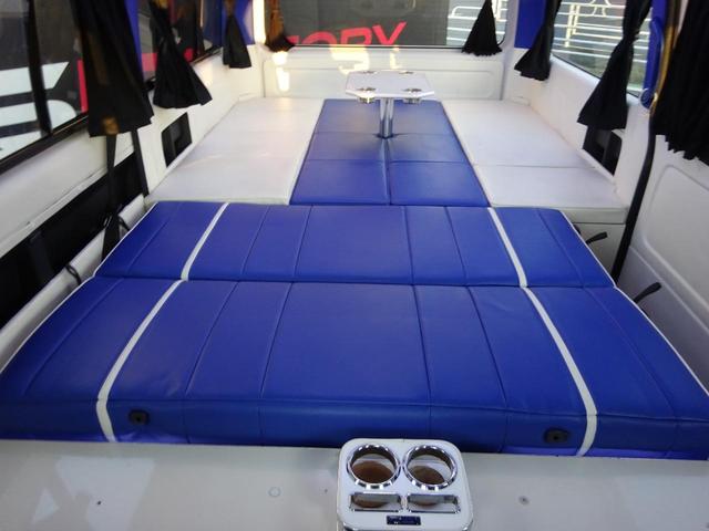 ハイエースワゴン GL ワゴン2.7GL ミドルルーフ/フェイスチェンジ/フルフラットシート/床張り加工済み/ラウンジスタイル内装フルベッド展開可能/LEDヘッドライト/インナーブラック/20インチAW/フローティングナビ(32枚目)