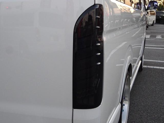 ハイエースワゴン GL ワゴン2.7GL ミドルルーフ/フェイスチェンジ/フルフラットシート/床張り加工済み/ラウンジスタイル内装フルベッド展開可能/LEDヘッドライト/インナーブラック/20インチAW/フローティングナビ(40枚目)