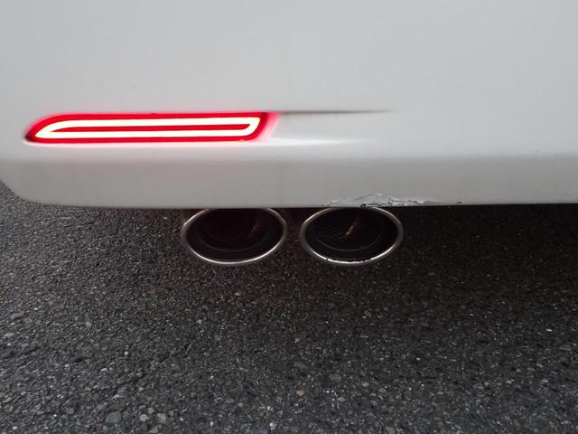 ハイエースワゴン GL ワゴン2.7GL ミドルルーフ/フェイスチェンジ/フルフラットシート/床張り加工済み/ラウンジスタイル内装フルベッド展開可能/LEDヘッドライト/インナーブラック/20インチAW/フローティングナビ(42枚目)