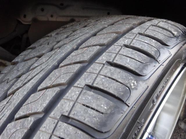 ハイエースワゴン GL ワゴン2.7GL ミドルルーフ/フェイスチェンジ/フルフラットシート/床張り加工済み/ラウンジスタイル内装フルベッド展開可能/LEDヘッドライト/インナーブラック/20インチAW/フローティングナビ(50枚目)