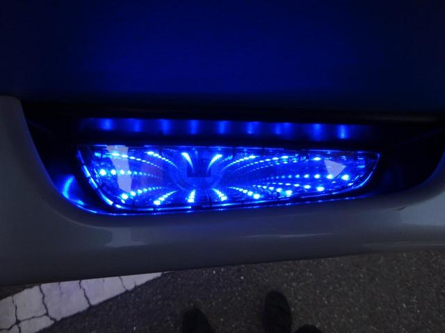 ハイエースワゴン GL ワゴン2.7GL ミドルルーフ/フェイスチェンジ/フルフラットシート/床張り加工済み/ラウンジスタイル内装フルベッド展開可能/LEDヘッドライト/インナーブラック/20インチAW/フローティングナビ(59枚目)