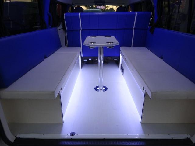 ハイエースワゴン GL ワゴン2.7GL ミドルルーフ/フェイスチェンジ/フルフラットシート/床張り加工済み/ラウンジスタイル内装フルベッド展開可能/LEDヘッドライト/インナーブラック/20インチAW/フローティングナビ(65枚目)