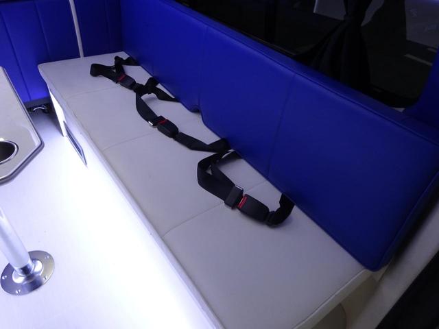 ハイエースワゴン GL ワゴン2.7GL ミドルルーフ/フェイスチェンジ/フルフラットシート/床張り加工済み/ラウンジスタイル内装フルベッド展開可能/LEDヘッドライト/インナーブラック/20インチAW/フローティングナビ(68枚目)