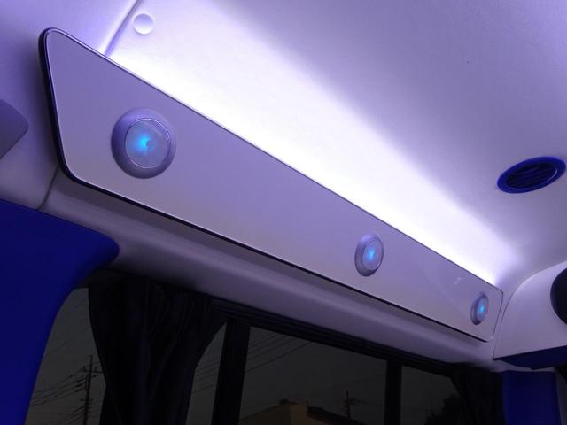 ハイエースワゴン GL ワゴン2.7GL ミドルルーフ/フェイスチェンジ/フルフラットシート/床張り加工済み/ラウンジスタイル内装フルベッド展開可能/LEDヘッドライト/インナーブラック/20インチAW/フローティングナビ(70枚目)