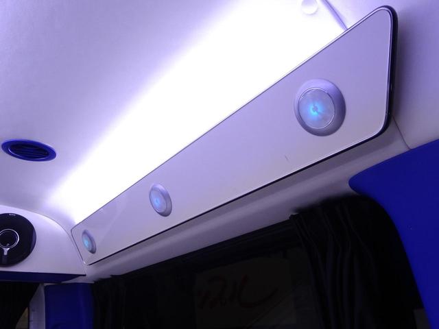 ハイエースワゴン GL ワゴン2.7GL ミドルルーフ/フェイスチェンジ/フルフラットシート/床張り加工済み/ラウンジスタイル内装フルベッド展開可能/LEDヘッドライト/インナーブラック/20インチAW/フローティングナビ(71枚目)