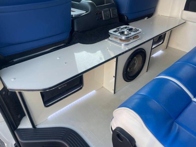 ハイエースワゴン GL ワゴン2.7GL ミドルルーフ/フェイスチェンジ/フルフラットシート/床張り加工済み/ラウンジスタイル内装フルベッド展開可能/LEDヘッドライト/インナーブラック/20インチAW/フローティングナビ(72枚目)