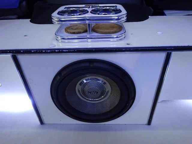 ハイエースワゴン GL ワゴン2.7GL ミドルルーフ/フェイスチェンジ/フルフラットシート/床張り加工済み/ラウンジスタイル内装フルベッド展開可能/LEDヘッドライト/インナーブラック/20インチAW/フローティングナビ(73枚目)