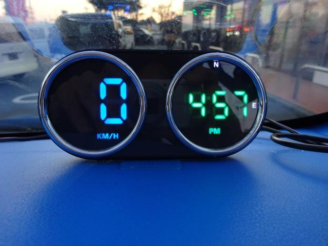 ハイエースワゴン GL ワゴン2.7GL ミドルルーフ/フェイスチェンジ/フルフラットシート/床張り加工済み/ラウンジスタイル内装フルベッド展開可能/LEDヘッドライト/インナーブラック/20インチAW/フローティングナビ(77枚目)