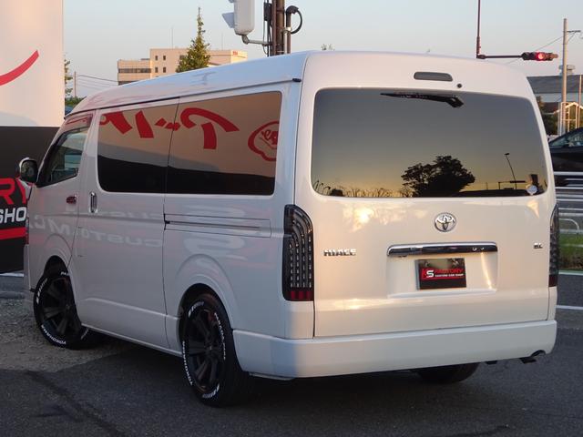 ハイエースワゴン GL ユーザー買取車/ワンオーナー車/Flex使用フルフラットシート/3列目ベンチシート/フローリング施工/フロントリップ/ローダウン/社外17インチAWナスカーホワイトレター/ナビ/フリップダウンモニター(10枚目)