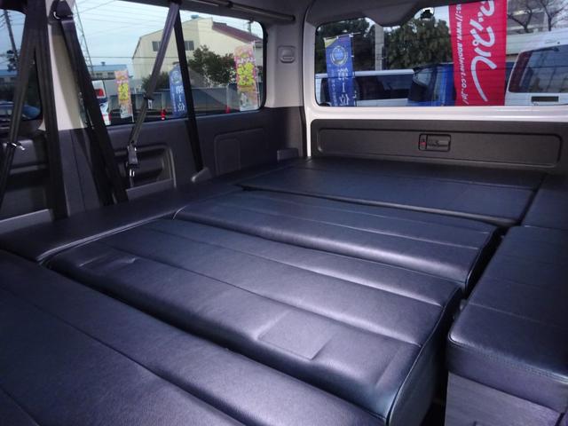 ハイエースワゴン GL ユーザー買取車/ワンオーナー車/Flex使用フルフラットシート/3列目ベンチシート/フローリング施工/フロントリップ/ローダウン/社外17インチAWナスカーホワイトレター/ナビ/フリップダウンモニター(42枚目)