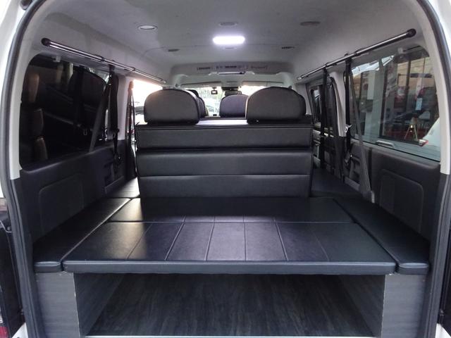 ハイエースワゴン GL ユーザー買取車/ワンオーナー車/Flex使用フルフラットシート/3列目ベンチシート/フローリング施工/フロントリップ/ローダウン/社外17インチAWナスカーホワイトレター/ナビ/フリップダウンモニター(43枚目)
