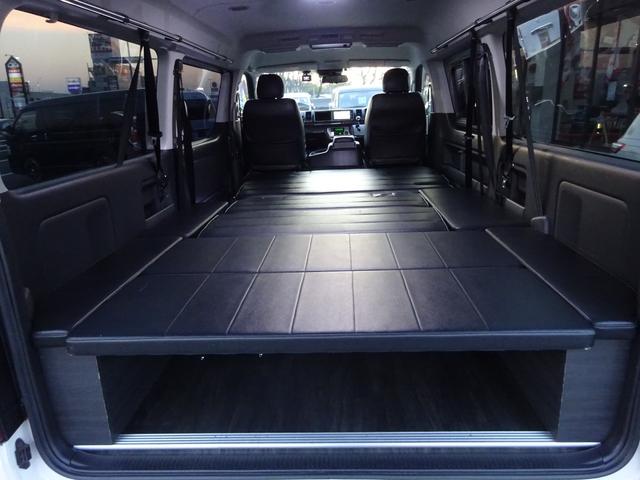 ハイエースワゴン GL ユーザー買取車/ワンオーナー車/Flex使用フルフラットシート/3列目ベンチシート/フローリング施工/フロントリップ/ローダウン/社外17インチAWナスカーホワイトレター/ナビ/フリップダウンモニター(45枚目)