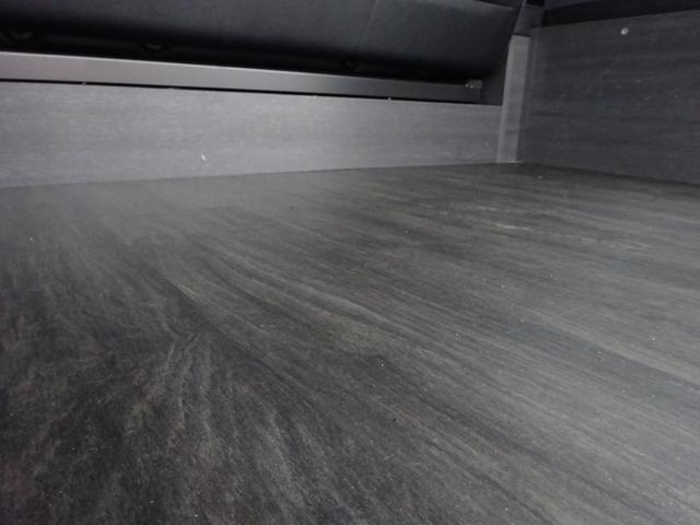 ハイエースワゴン GL ユーザー買取車/ワンオーナー車/Flex使用フルフラットシート/3列目ベンチシート/フローリング施工/フロントリップ/ローダウン/社外17インチAWナスカーホワイトレター/ナビ/フリップダウンモニター(48枚目)