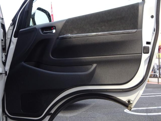 ハイエースワゴン GL ユーザー買取車/ワンオーナー車/Flex使用フルフラットシート/3列目ベンチシート/フローリング施工/フロントリップ/ローダウン/社外17インチAWナスカーホワイトレター/ナビ/フリップダウンモニター(62枚目)