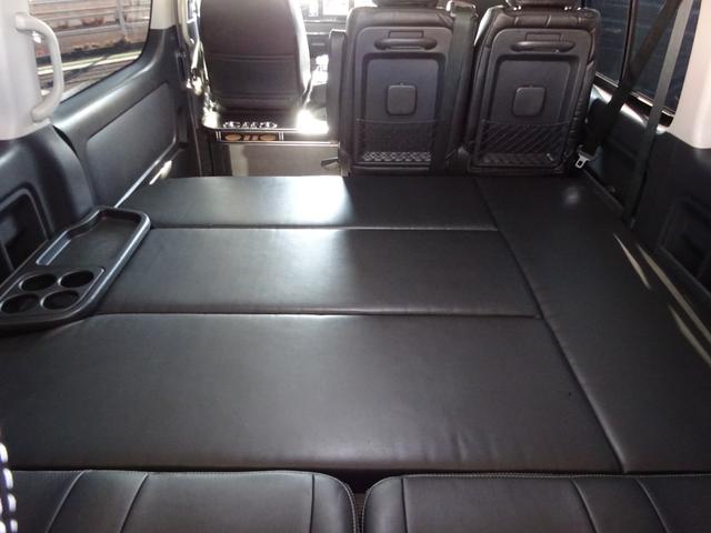 ハイエースワゴン ＧＬ　内装架装／ベッドキット／床フローリング加工／７型フェイス／ＳＤフルセグナビ／後席モニター／ＥＴＣ／パワースライドドア／コンビハンドル／シートカバー／１９インチＡＷ／フルエアロ／インナーブラックライト／（68枚目）