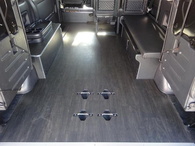 ハイエースワゴン ＧＬ　内装架装／ベッドキット／床フローリング加工／７型フェイス／ＳＤフルセグナビ／後席モニター／ＥＴＣ／パワースライドドア／コンビハンドル／シートカバー／１９インチＡＷ／フルエアロ／インナーブラックライト／（72枚目）