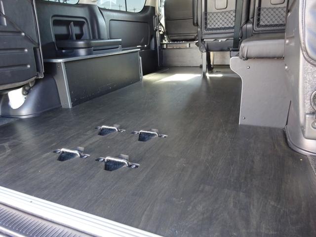 ハイエースワゴン ＧＬ　内装架装／ベッドキット／床フローリング加工／７型フェイス／ＳＤフルセグナビ／後席モニター／ＥＴＣ／パワースライドドア／コンビハンドル／シートカバー／１９インチＡＷ／フルエアロ／インナーブラックライト／（73枚目）