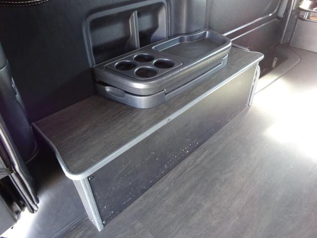 ハイエースワゴン ＧＬ　内装架装／ベッドキット／床フローリング加工／７型フェイス／ＳＤフルセグナビ／後席モニター／ＥＴＣ／パワースライドドア／コンビハンドル／シートカバー／１９インチＡＷ／フルエアロ／インナーブラックライト／（74枚目）