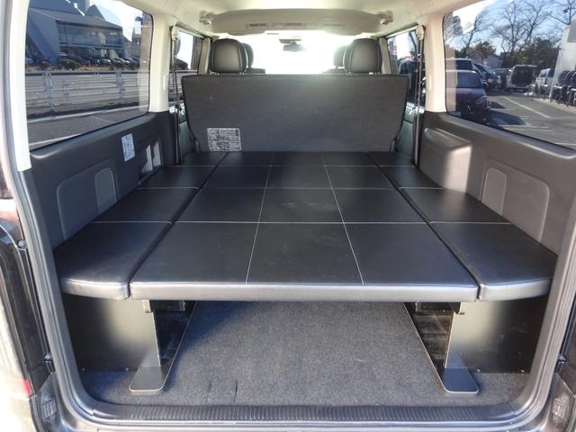 ハイエースバン スーパーGL ダークプライム ワンオーナー車/415コブラフルエアロ/バッドフェイスボンネット/415コブラバッドテール/415コブラバッドラッカー17インチナスカー/スライドレール付後部座席/ベッドキット/両側パワースライドドア(9枚目)