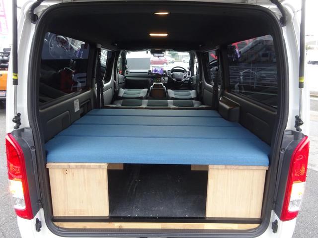 ハイエースバン スーパーＧＬ　ダークプライムＩＩ　ワンオーナー車／４ＷＤ車／新品タイヤ／フローティングナビ／ユーアイビークル前後強化スタビライザー／ツイーター／サブウーファーバックカメラ／ＥＴＣ／ベッドキット４分割式／両側パワースライドドア／１００Ｖ（57枚目）