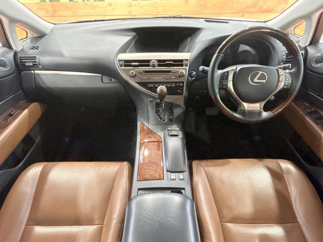 ＲＸ ＲＸ４５０ｈ　バージョンＬ　サンルーフ　フルエアロ　後席モニター　バックカメラ１００Ｖ電源　レーダークルーズ　禁煙車　電動リアゲート　茶川シート　前席シートエアコン　ヘッドアップディスプレイ　後席モニター　ＬＥＤヘッド（2枚目）