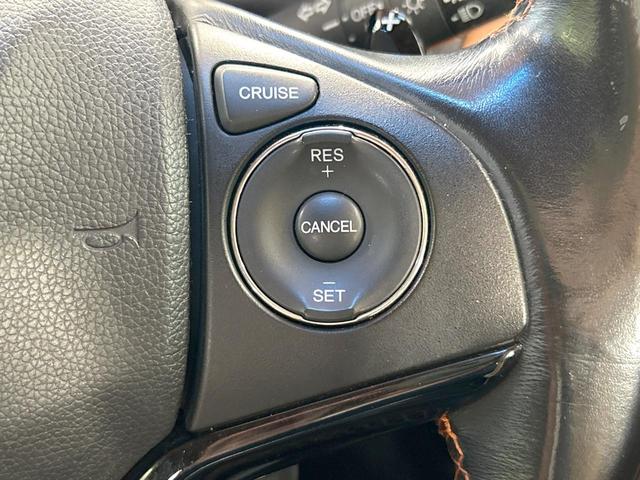 ヴェゼル ハイブリッドＺ　禁煙車　ＳＤナビ　フルセグ　クルーズコントロール　ＬＥＤヘッドライト　シートヒーター　バックカメラ　デュアルエアコン　純正１７インチアルミホイール　Ｂｌｕｅｔｏｏｔｈ再生　ＥＴＣ　スマートキー（5枚目）