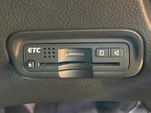 ヴェゼル ハイブリッドＺ　禁煙車　ＳＤナビ　フルセグ　クルーズコントロール　ＬＥＤヘッドライト　シートヒーター　バックカメラ　デュアルエアコン　純正１７インチアルミホイール　Ｂｌｕｅｔｏｏｔｈ再生　ＥＴＣ　スマートキー（7枚目）