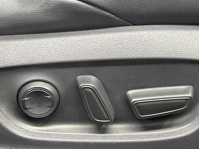 カローラクロス ハイブリッド　Ｚ　禁煙車　ガラスルーフ　トヨタチームメイト　全周囲カメラ　１０．５型ディスプレイオーディオ　セーフティセンス　ＬＥＤヘッド＆フォグ　シートヒーター　ＥＴＣ　ハンズフリー電動リアゲート　純正１８ＡＷ（23枚目）