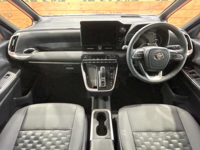 ヴォクシー ハイブリッドS-Z 登録済未使用車 年次改モデル 後席モニター 純正10.5型ナビ トヨタチームメイト ヘッドアップディスプレイ ユニバーサルステップ ブラインドスポット 全周囲カメラ デジタルミラー 三眼LED(2枚目)