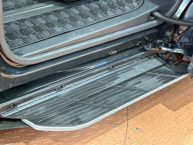 ヴォクシー ハイブリッドS-Z 禁煙 後席モニター 快適利便PKG ユニバーサルステップ GRエアロ 純正10.5型ナビ CD/DVDデッキ フルセグ 両側電動ドア AC100V 前中席シートヒーター ステアリングヒーター(4枚目)