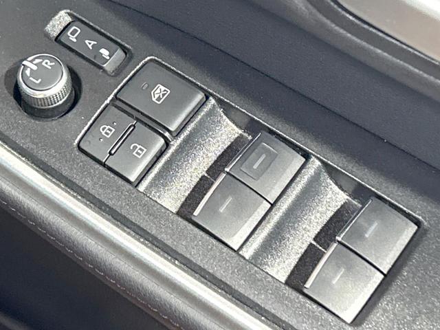 ヴォクシー ハイブリッドS-Z 禁煙 後席モニター 快適利便PKG ユニバーサルステップ GRエアロ 純正10.5型ナビ CD/DVDデッキ フルセグ 両側電動ドア AC100V 前中席シートヒーター ステアリングヒーター(31枚目)