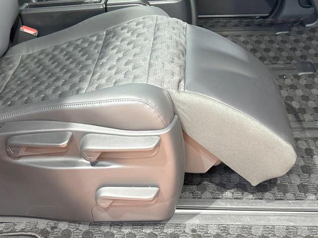 ヴォクシー ハイブリッドS-Z 禁煙 後席モニター 快適利便PKG ユニバーサルステップ GRエアロ 純正10.5型ナビ CD/DVDデッキ フルセグ 両側電動ドア AC100V 前中席シートヒーター ステアリングヒーター(34枚目)