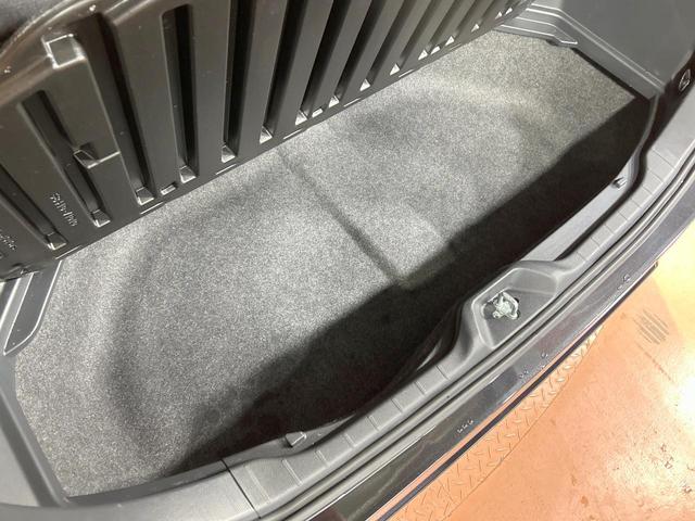 ヴォクシー ハイブリッドS-Z 禁煙 後席モニター 快適利便PKG ユニバーサルステップ GRエアロ 純正10.5型ナビ CD/DVDデッキ フルセグ 両側電動ドア AC100V 前中席シートヒーター ステアリングヒーター(65枚目)