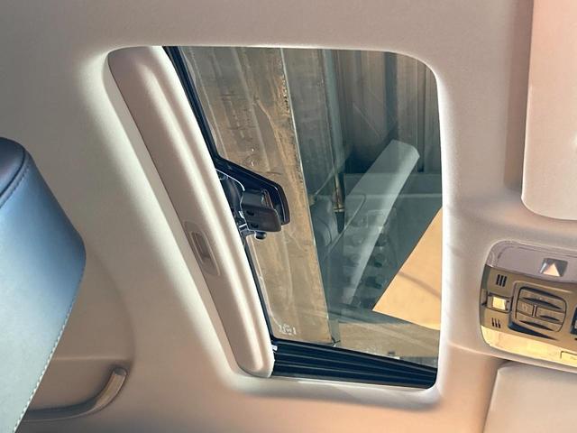 アルファードハイブリッド SR Cパッケージ 禁煙車 サンルーフ JBLサウンド 全周囲カメラ ブラインドスポットモニター 9型ディスプレイオーディオ 両側電動ドア レーダークルーズ LEDヘッド&フォグ デジタルインナーミラー 電動リアゲート(3枚目)