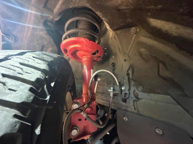 ＲＡＶ４ アドベンチャー　オフロードパッケージ　禁煙車　９型ナビ　バックカメラ　レーダークルーズ　シートベンチレーション　電動リアゲート　ＬＥＤヘッド＆フォグ　オートハイビーム　ブラインドスポットモニター　ステアリングヒーター（21枚目）