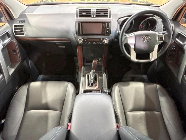 ランドクルーザープラド TX Lパッケージ 禁煙 メーカーオプションLEDヘッドライト 純正ナビ バックカメラ ETC シートヒーター コーナーセンサー 純正17インチアルミ パワーシート ヘッドライトウォッシャー クルーズコントロール(2枚目)