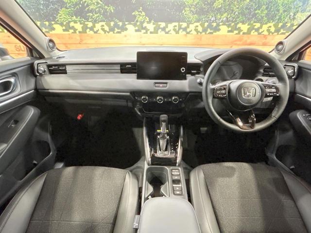 ヴェゼル ｅ：ＨＥＶ　Ｚ　登録済未使用車　ホンダコネクトディスプレイ　ホンダセンシング　ワイヤレス充電　マルチビューカメラシステム　プレミアムオーディオ　クリアランスソナー　シートヒーター　ステアリングヒーター　電動リアゲート（2枚目）
