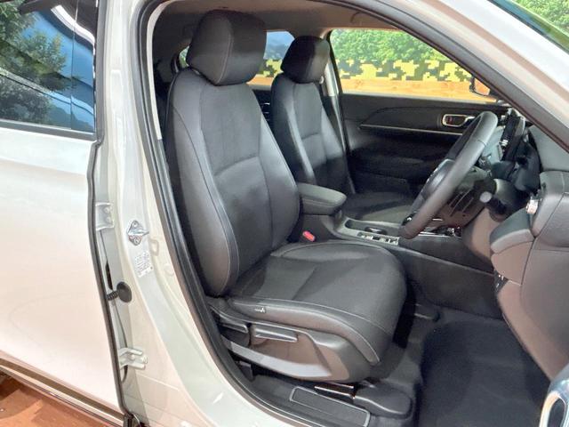 ヴェゼル ｅ：ＨＥＶ　Ｚ　登録済未使用車　ホンダコネクトディスプレイ　ホンダセンシング　ワイヤレス充電　マルチビューカメラシステム　プレミアムオーディオ　クリアランスソナー　シートヒーター　ステアリングヒーター　電動リアゲート（8枚目）